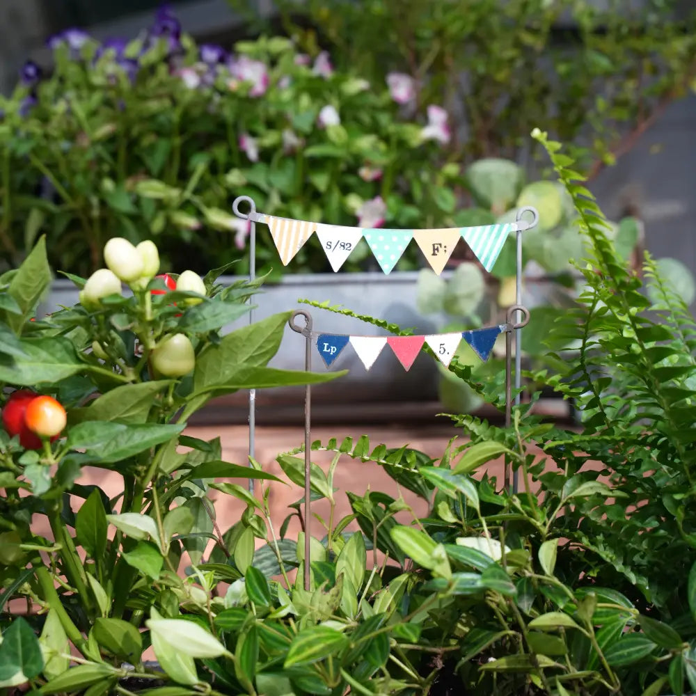 Décoration de pot de fleurs suspendu en macramé artisanal, parfait pour plantes vertes.