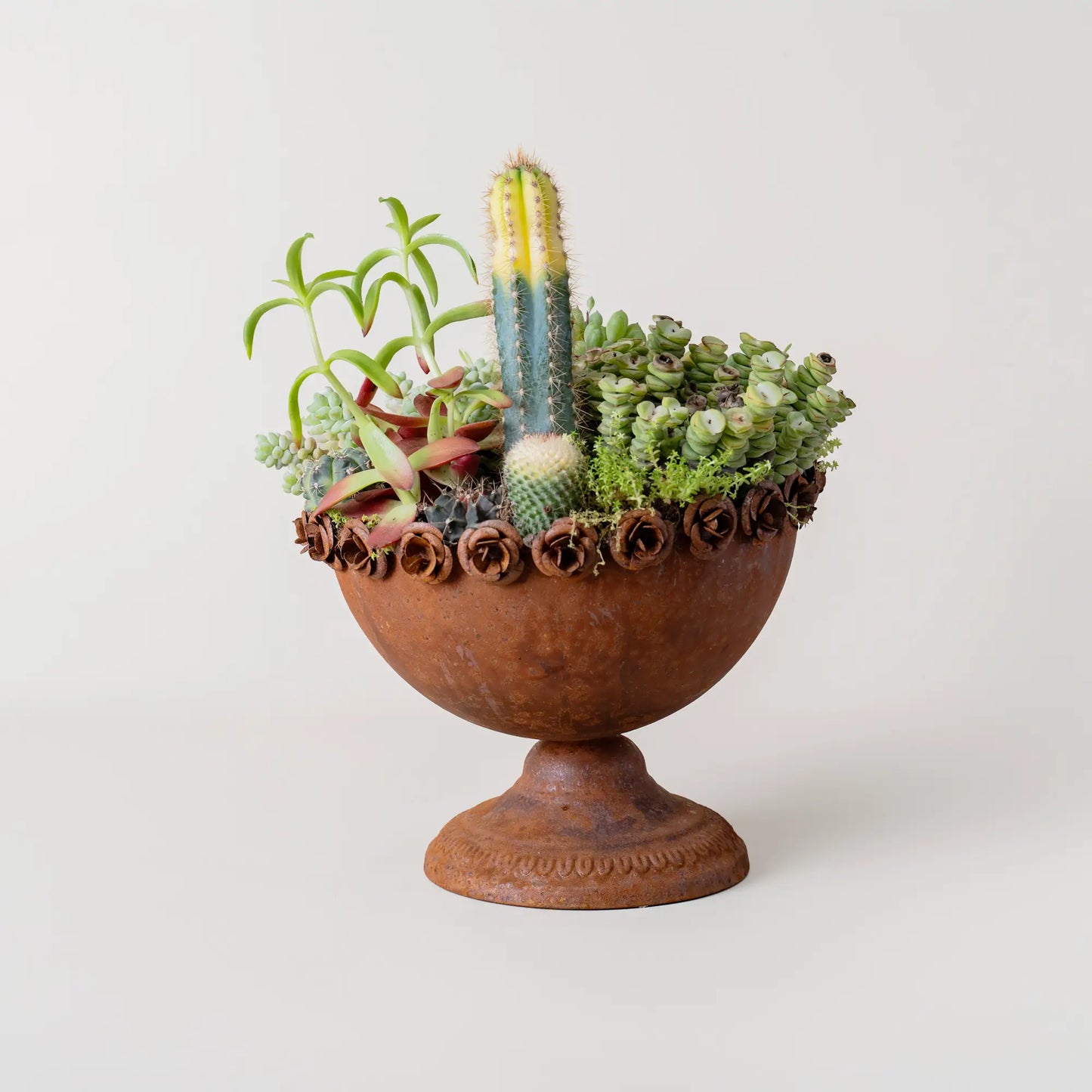 pots de fleurs originaux coupe sur pied en métal rouille