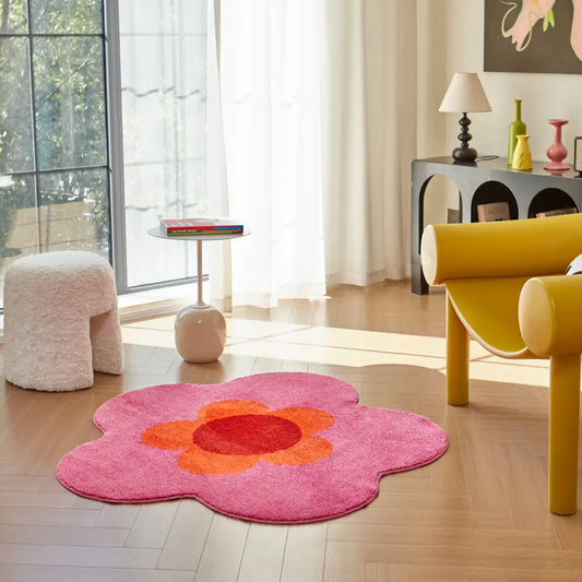 Petit tapis floral rose et orange sous les pieds, idéal pour créer une ambiance chaleureuse et colorée dans la pièce.